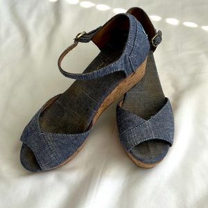 Toms women’s Chambray Denim Cork Wedge Peep Toe Ankle Strap Sandal Shoe Size 6.